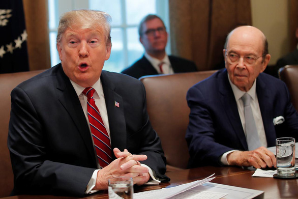 Tổng thống Mỹ Donald Trump (trái) và Bộ trưởng Thương mại Wilbur Ross - Ảnh: REUTERS