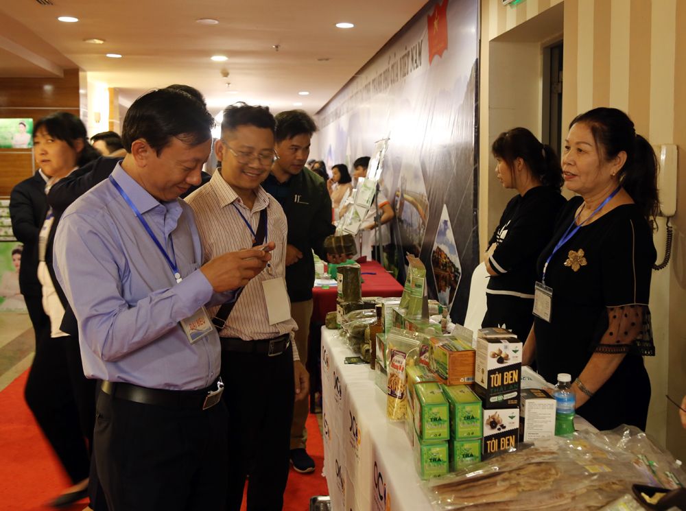 Khu vực giới thiệu các mặt hàng nông, lâm, thủy sản trưng bày bên lề Hội nghị Kết nối xuất khẩu hàng nông, lâm, thủy sản sang thị trường Trung Quốc diễn ra tại Thành phố Móng Cái. (Nguồn: BaoQuangNinh)